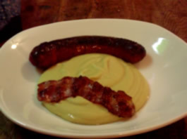 Purée de pois cassés aux saucisses et feuilles de lard