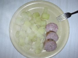 Saucisson lyonnais, pommes de terre et vin blanc