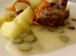 Pommes de terre et viandes au four avec sauce aux cornichons